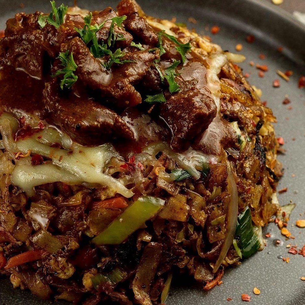 Kottu Chopsuey Sea Food — chopped homemade flatbread stir-fried with vegetables and seafood, served in a clay bowl.